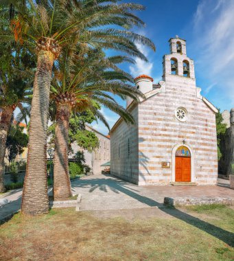 Eski Budva 'daki Kutsal Üçleme Kilisesi' nin büyüleyici manzarası. Konum: Budva, Karadağ, Balkanlar, Avrupa