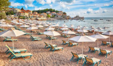 Przno köyü yakınlarındaki Budva Riviera 'daki Adriyatik deniz kıyısının büyüleyici yaz manzarası. Sahil ve kayalıklardaki binalar. Konum: Przno köyü, Karadağ, Balkanlar, Avrupa