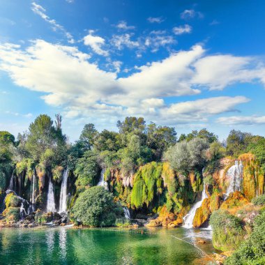 Bosna-Hersek Ulusal Parkı 'ndaki Kravice şelaleleri. Konum: Kravice Falls, Studenci, Batı Hersek Kantonu, Bosna-Hersek Federasyonu