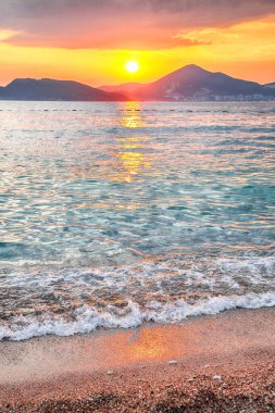 Budva yakınlarındaki Sveti Stefan adası yakınlarındaki lüks plajın büyüleyici günbatımı manzarası. Konum: Budva Riviera, Karadağ, Balkanlar, Adriyatik denizi, Avrupa