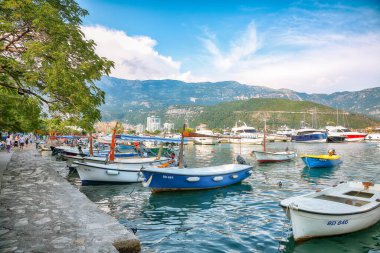 Budva şehrinde demirlemiş tekne ve yatlarla muhteşem bir rıhtım manzarası. Konum: Budva, Karadağ, Balkanlar, Avrupa
