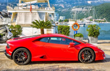 Budva şehrinde demirlemiş tekne ve yatlarla muhteşem bir rıhtım manzarası. Konum: Budva, Karadağ, Balkanlar, Avrupa