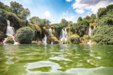 Bosna-Hersek Ulusal Parkı 'ndaki Kravice şelaleleri. Konum: Kravice Falls, Studenci, Batı Hersek Kantonu, Bosna-Hersek Federasyonu