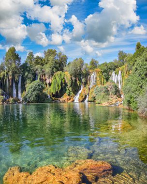 Bosna-Hersek Ulusal Parkı 'ndaki Kravice şelaleleri. Konum: Kravice Falls, Studenci, Batı Hersek Kantonu, Bosna-Hersek Federasyonu