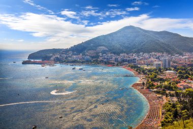 Adriyatik deniz kıyısı ve Budva şehrinin büyüleyici yaz manzarası. Konum: Budva, Karadağ, Balkanlar, Avrupa