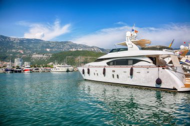 Budva şehrinde demirlemiş tekne ve yatlarla deniz limanının büyüleyici görüntüsü. Konum: Budva, Karadağ, Balkanlar, Avrupa