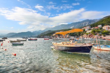 Przno köyü yakınlarındaki Budva Riviera 'daki Adriyatik deniz kıyısının büyüleyici yaz manzarası. Sahil ve kayalıklardaki binalar. Konum: Przno köyü, Karadağ, Balkanlar, Avrupa