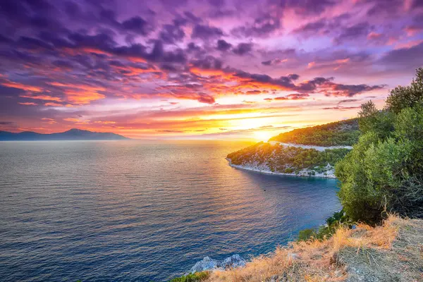 Günbatımında Makarska Riviera 'nın büyüleyici kıyı şeridi. Konum: Makarska riviera, Dalmaçya, Hırvatistan ve Avrupa