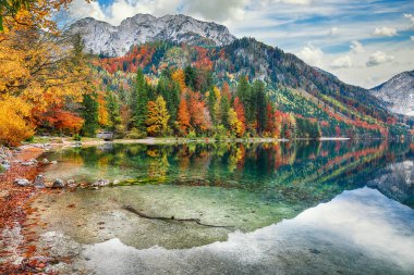 Vorderer Langbasee Gölü 'nün nefes kesici sonbahar sahnesi. Popüler seyahat yeri. Konum: Vorderer Langbasee, Salzkammergut bölgesi, Yukarı Avusturya, Avusturya, Avrupa.