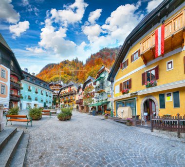 Ünlü Hallstatt dağ köyünün merkez meydanındaki çarpıcı manzara. Popüler seyahat yeri. Yer: Hallstatt, Salzkammergut bölgesi, Avusturya, Alpler. Avrupa.