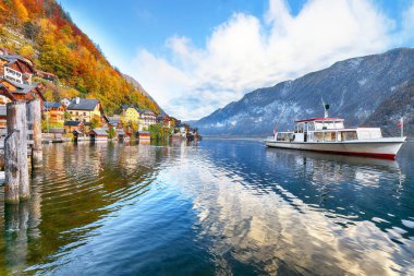 Hallstatter Gölü ile ünlü Hallstatt dağ köyünün muhteşem manzarası. Popüler seyahat yeri. Yer: Hallstatt, Salzkammergut bölgesi, Avusturya, Alpler. Avrupa.