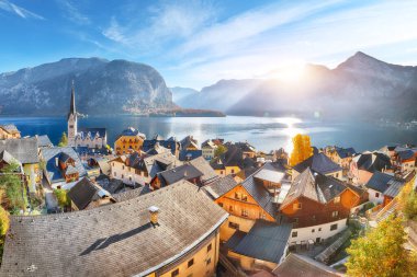 Hallstatter Gölü ile ünlü Hallstatt dağ köyünün muhteşem manzarası. Popüler seyahat yeri. Yer: Hallstatt, Salzkammergut bölgesi, Avusturya, Alpler. Avrupa.