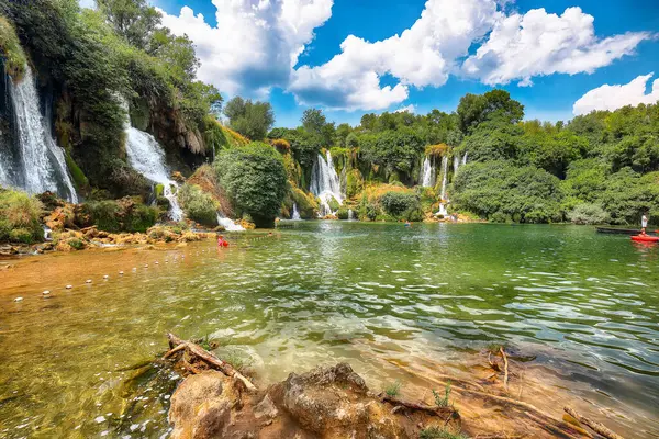 Bosna-Hersek Ulusal Parkı 'ndaki Kravice şelaleleri. Konum: Kravice Falls, Studenci, Batı Hersek Kantonu, Bosna-Hersek Federasyonu