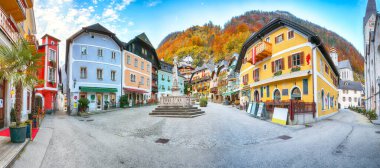 Ünlü Hallstatt dağ köyünün merkez meydanındaki muhteşem manzara. Popüler seyahat yeri. Yer: Hallstatt, Salzkammergut bölgesi, Avusturya, Alpler. Avrupa.