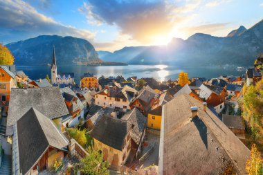 Hallstatter Gölü ile ünlü Hallstatt dağ köyünün göz kamaştırıcı manzarası. Popüler seyahat yeri. Yer: Hallstatt, Salzkammergut bölgesi, Avusturya, Alpler. Avrupa.