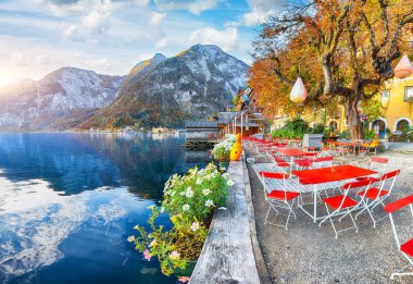 Ünlü Hallstatter Gölü 'nün muhteşem manzarası. Gölün yanındaki küçük Çin restoranında güneşli bir sonbahar gündoğumu. Yer: Hallstatt, Salzkammergut bölgesi, Avusturya, Alpler. Avrupa.