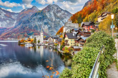 Hallstatter Gölü ile ünlü Hallstatt dağ köyünün muhteşem manzarası. Popüler seyahat yeri. Yer: Hallstatt, Salzkammergut bölgesi, Avusturya, Alpler. Avrupa.