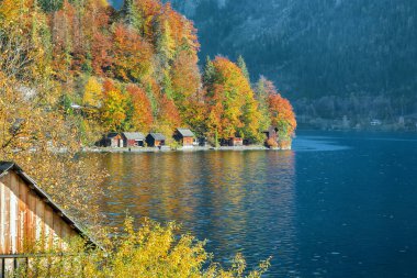 Hallstatter Gölü ile ünlü Hallstatt dağ köyünün muhteşem manzarası. Popüler seyahat yeri. Yer: Hallstatt, Salzkammergut bölgesi, Avusturya, Alpler. Avrupa.