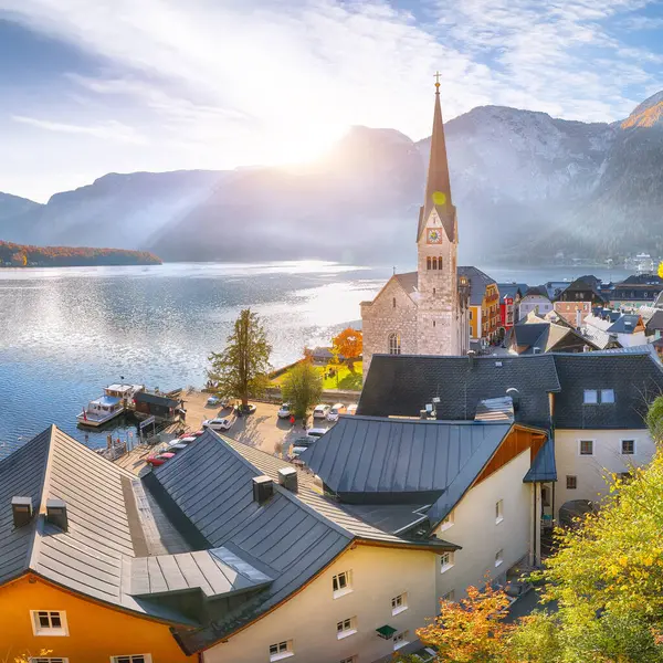 Hallstatter Gölü ile ünlü Hallstatt dağ köyünün göz kamaştırıcı manzarası. Popüler seyahat yeri. Yer: Hallstatt, Salzkammergut bölgesi, Avusturya, Alpler. Avrupa.
