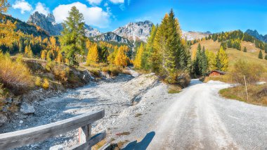 Filzmoos 'da karaçam ormanı ve harika gökyüzü olan dağların ve vadilerin hayret verici manzarası bulunmaktadır. Yer: Filmooos, St. Johann im Pongau bölgesi, Salzburg eyaleti, Avusturya