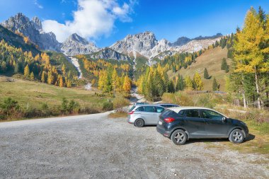 Filzmoos 'da karaçam ormanı ve harika gökyüzü olan dağların ve vadilerin muhteşem manzarası yer almaktadır. Yer: Filmooos, St. Johann im Pongau bölgesi, Salzburg eyaleti, Avusturya
