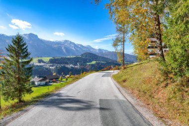 Güneşli bir sonbahar gününde Abtenau köyü yakınlarındaki Alp yeşili tarlalar ve geleneksel ahşap evler nefes kesici. Konum: Abtenau, Hallein ilçesi, Salzburg eyaleti, Avusturya