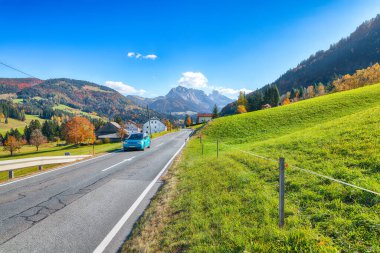 Abtenau yakınlarındaki Lindenthal köyündeki Alp yeşili tarlalar ve geleneksel ahşap evler hayret verici. Konum: Lindenthal Köyü, Abtenau, Hallein ilçesi, Salzburg eyaleti, Avusturya