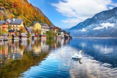 Hallstatter Gölü ile ünlü Hallstatt dağ köyünün muhteşem manzarası. Popüler seyahat yeri. Yer: Hallstatt, Salzkammergut bölgesi, Avusturya, Alpler. Avrupa.