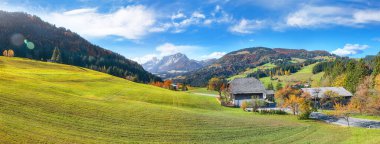Abtenau yakınlarındaki Lindenthal köyündeki Alp yeşili tarlalar ve geleneksel ahşap evler hayret verici. Konum: Lindenthal Köyü, Abtenau, Hallein ilçesi, Salzburg eyaleti, Avusturya