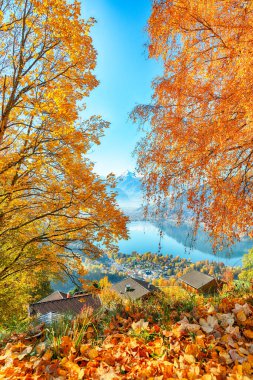 Şehrin ve Zell Gölü veya Zeller See çevresindeki dağların muhteşem manzarası. Yer: Zell am See, Zell am See District, Salzburg State, Avusturya