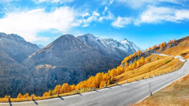 Grossglockner High Alpine Yolu 'nun sonbaharda muhteşem manzarası. Yer: Grossglockner yüksek alp yolu, Salzburg ve Carinthia Eyaleti arasında, Avusturya