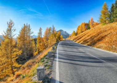 Grossglockner High Alpine Yolu 'nun sonbaharda nefes kesici manzarası. Yer: Grossglockner yüksek alp yolu, Salzburg ve Carinthia Eyaleti arasında, Avusturya