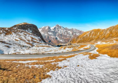 Grossglockner High Alpine Yolu 'nun sonbaharda muhteşem manzarası. Popüler seyahat yeri. Yer: Grossglockner yüksek alp yolu, Salzburg ve Carinthia Eyaleti arasında, Avusturya