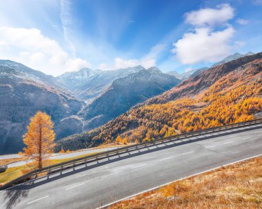 Grossglockner High Alpine Yolu 'nun sonbaharda nefes kesici manzarası. Yer: Grossglockner yüksek alp yolu, Salzburg ve Carinthia Eyaleti arasında, Avusturya