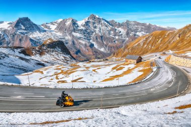 Grossglockner High Alpine Yolu 'nun sonbaharda muhteşem manzarası. Popüler seyahat yeri. Yer: Grossglockner yüksek alp yolu, Salzburg ve Carinthia Eyaleti arasında, Avusturya