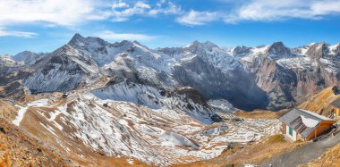 Grossglockner High Alpine Yolu 'nun sonbaharda muhteşem manzarası. Popüler seyahat yeri. Yer: Grossglockner yüksek alp yolu, Salzburg ve Carinthia Eyaleti arasında, Avusturya