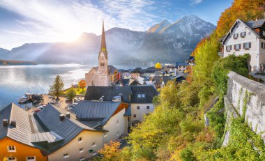 Hallstatter Gölü ile ünlü Hallstatt dağ köyünün muhteşem manzarası. Popüler seyahat yeri. Yer: Hallstatt, Salzkammergut bölgesi, Avusturya, Alpler. Avrupa.