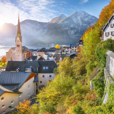 Hallstatter Gölü ile ünlü Hallstatt dağ köyünün göz kamaştırıcı manzarası. Popüler seyahat yeri. Yer: Hallstatt, Salzkammergut bölgesi, Avusturya, Alpler. Avrupa.