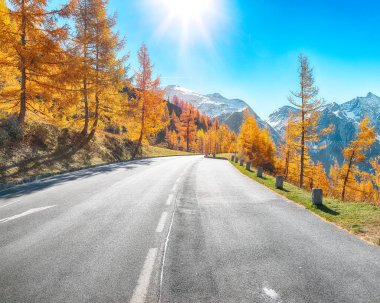 Grossglockner High Alpine Yolu 'nun sonbaharda muhteşem manzarası. Yer: Grossglockner yüksek alp yolu, Salzburg ve Carinthia Eyaleti arasında, Avusturya