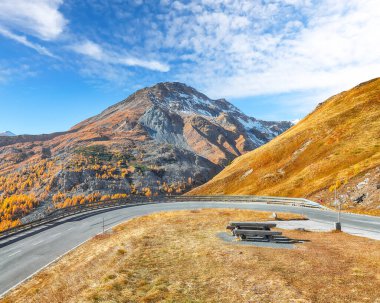Grossglockner High Alpine Yolu 'nun sonbaharda nefes kesici manzarası. Yer: Grossglockner yüksek alp yolu, Salzburg ve Carinthia Eyaleti arasında, Avusturya