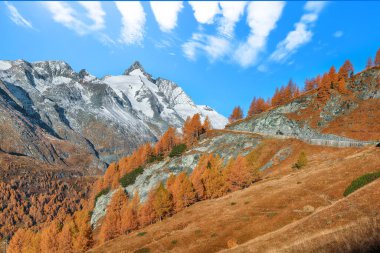 Grossglockner High Alpine Yolu 'nda Grossglockner Dağı' nın manzaralı bir sonbahar manzarası. Popüler seyahat yeri. Yer: Grossglockner yüksek alp yolu, Salzburg ve Carinthia Eyaleti arasında, Avusturya