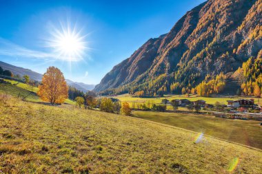 Grossglockner Dağı yakınlarındaki Heiligenblut köyünde şaşırtıcı sonbahar manzarası. Popüler seyahat yeri. Yer: Heiligenblut, Carinthia Eyaleti, Spittal an der Drau bölgesi, Avusturya