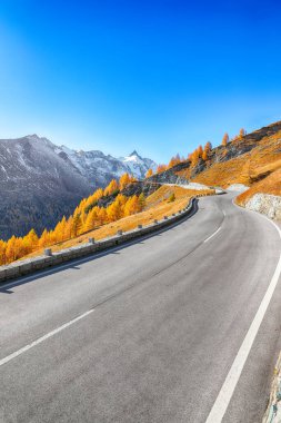 Grossglockner High Alpine Yolu 'nun sonbaharda muhteşem manzarası. Yer: Grossglockner yüksek alp yolu, Salzburg ve Carinthia Eyaleti arasında, Avusturya