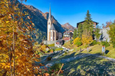 Grossglockner Dağı yakınlarındaki St. Vincent Kilisesi ile Heiligenblut 'ta muhteşem bir sonbahar manzarası. Popüler seyahat yeri. Yer: Heiligenblut, Carinthia Eyaleti, Spittal an der Drau bölgesi, Avusturya