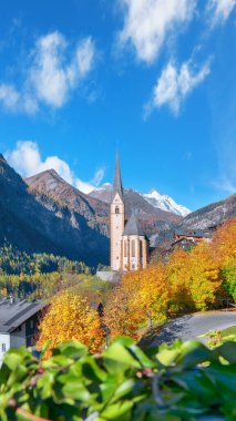 Grossglockner Dağı yakınlarındaki St. Vincent Kilisesi ile Heiligenblut 'ta şaşırtıcı sonbahar manzarası. Popüler seyahat yeri. Yer: Heiligenblut, Carinthia Eyaleti, Spittal an der Drau bölgesi, Avusturya