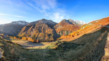 Grossglockner High Alpine Yolu 'ndaki Grossglockner Dağı' nın muhteşem sonbahar manzarası. Popüler seyahat yeri. Yer: Grossglockner yüksek alp yolu, Salzburg ve Carinthia Eyaleti arasında, Avusturya