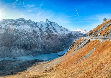 Pasterze Buzulu ve Grossglockner kütlesinin büyüleyici sonbahar manzarası. Popüler seyahat yeri. Yer: Grossglockner yüksek alp yolu, Salzburg ve Carinthia Eyaleti arasında, Avusturya