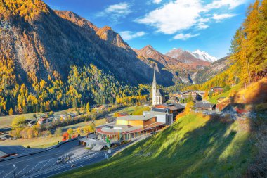 Grossglockner Dağı yakınlarındaki St. Vincent Kilisesi ile birlikte Heiligenblut 'ta güzel bir sonbahar manzarası. Popüler seyahat yeri. Yer: Heiligenblut, Carinthia Eyaleti, Spittal an der Drau bölgesi, Avusturya