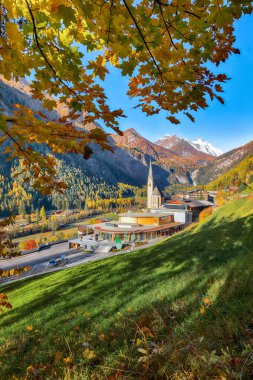 Grossglockner Dağı yakınlarındaki St. Vincent Kilisesi ile Heiligenblut 'ta muhteşem bir sonbahar manzarası. Popüler seyahat yeri. Yer: Heiligenblut, Carinthia Eyaleti, Spittal an der Drau bölgesi, Avusturya