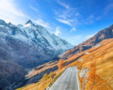 Grossglockner High Alpine Yolu 'nun sonbaharda muhteşem manzarası. Yer: Grossglockner yüksek alp yolu, Salzburg ve Carinthia Eyaleti arasında, Avusturya